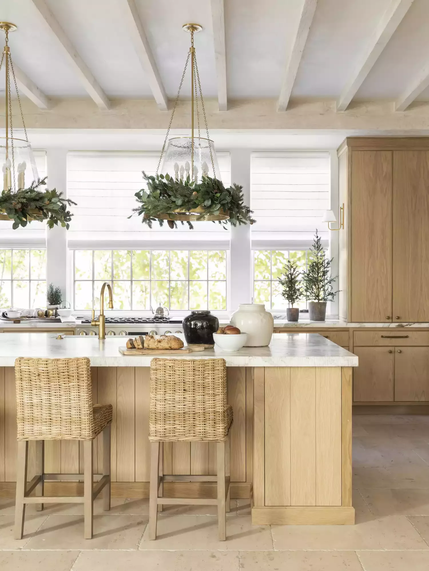 38 Christmas Kitchen Decor Ideas That Create Magic Pendant Light Garlands