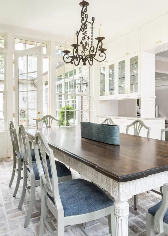 38 Charming Coastal Farmhouse Decorating Ideas to Transform Your Home 26 Pick a Large Table