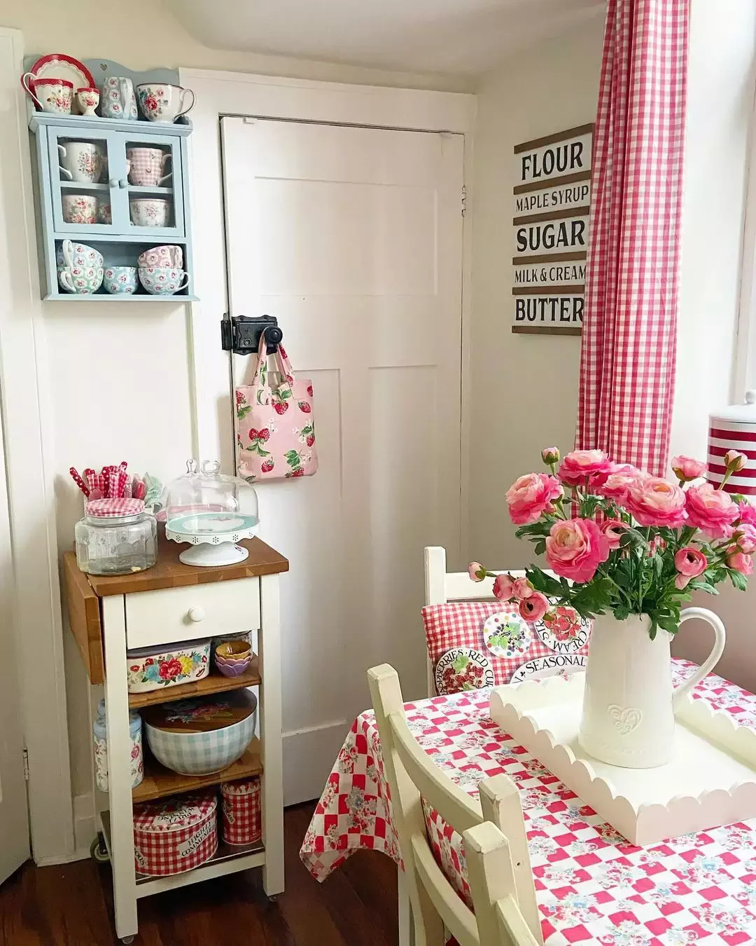 32 Charming Country Kitchen Ideas That'll Make You Never Want to Leave Your Cooking Space 30 Picnic-Inspired