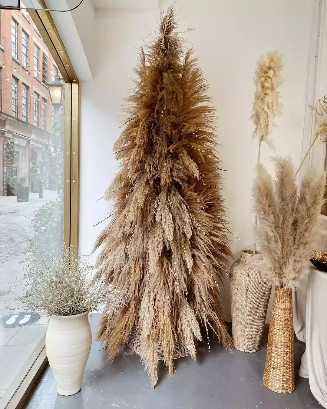 19 Stunning Pampas Grass Christmas Tree Ideas for Your Boho Holiday Style 16 Place Extra Pampas Grass Nearby