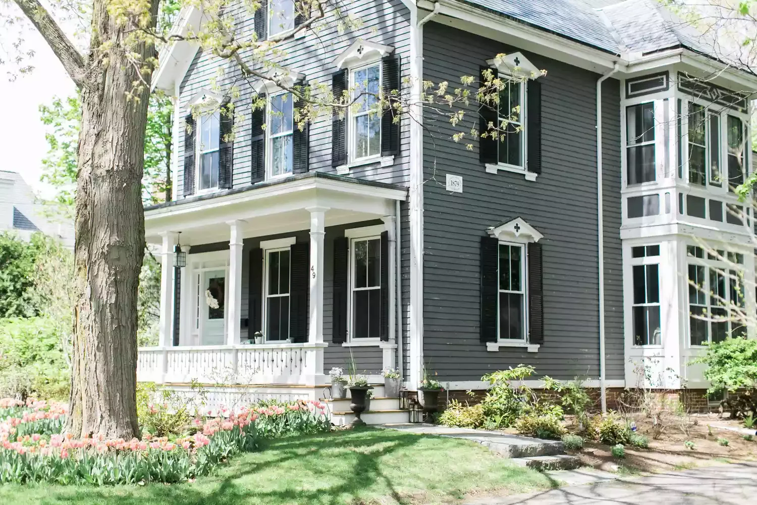 47 Small Front Yard Landscaping Ideas That Will Transform Your Home's Curb Appeal Plant Flowers Around a Tree
