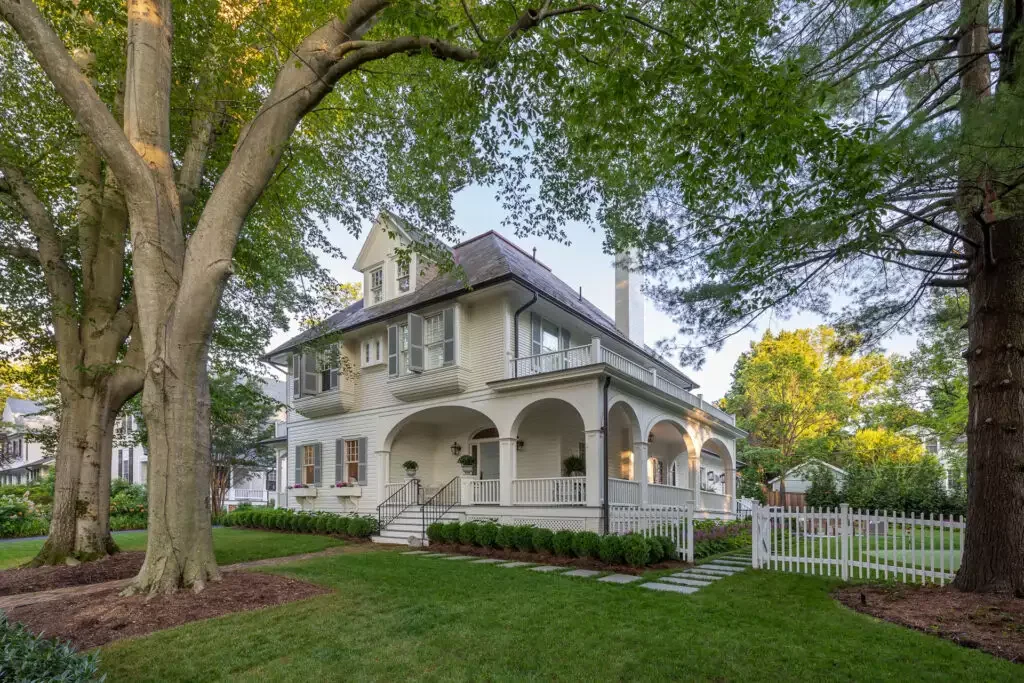 14 Affordable Picket Fence Ideas to Create Classic Charm and Enhanced Privacy in Your Outdoor Space Plant Shrubs