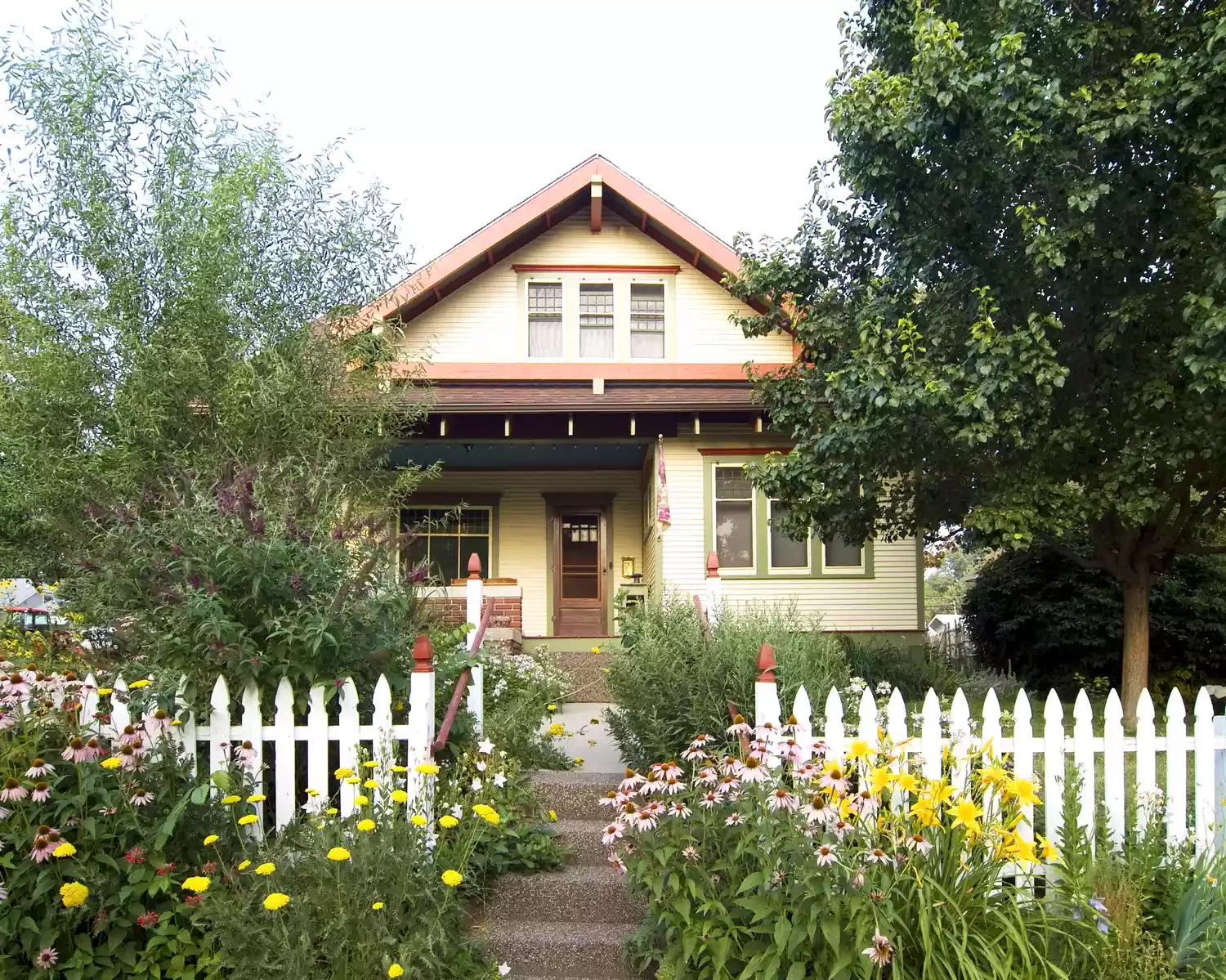14 Affordable Picket Fence Ideas to Create Classic Charm and Enhanced Privacy in Your Outdoor Space Plant Some Bright Florals