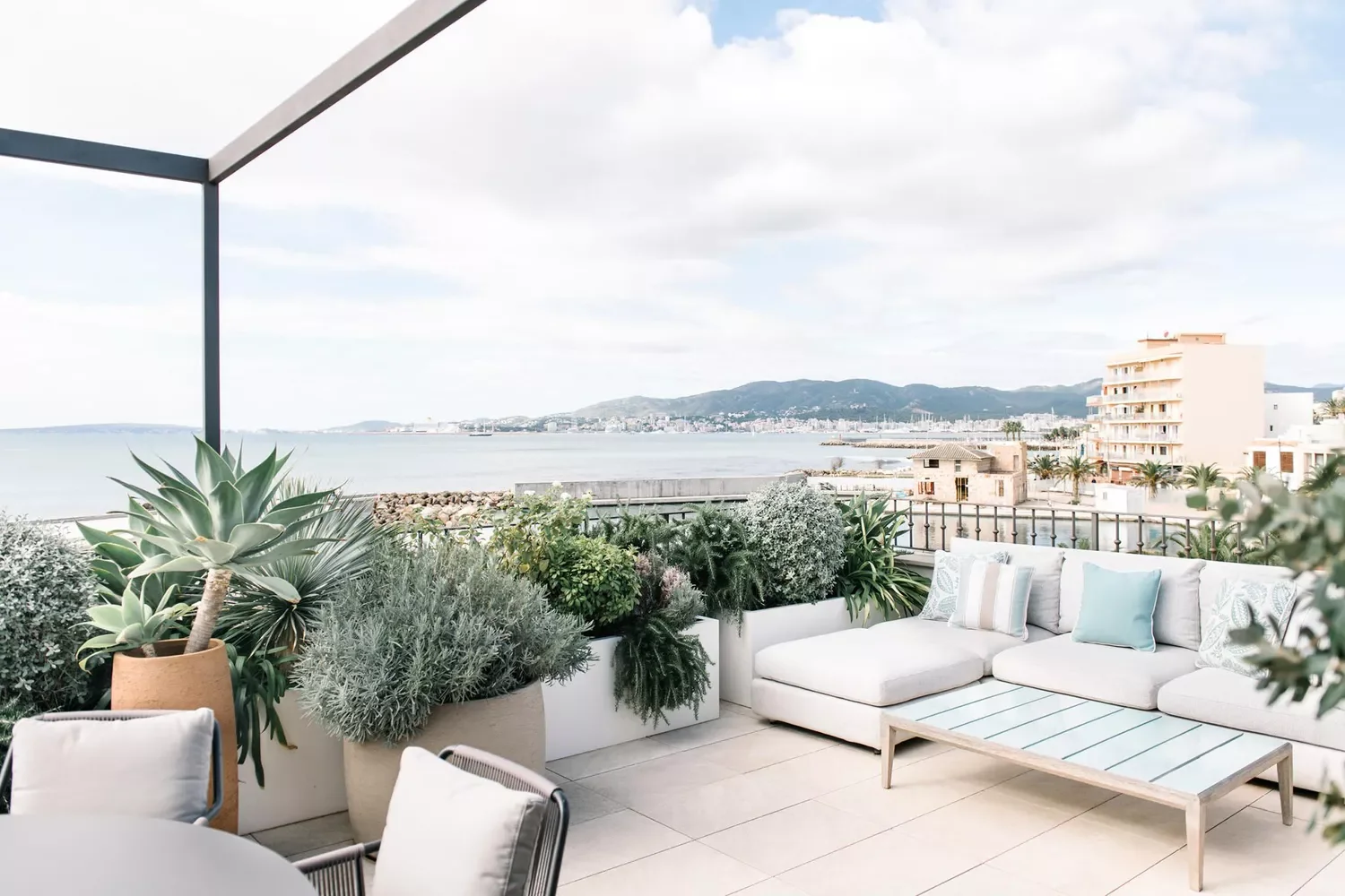 21 Creative Ways to Transform Your Apartment Patio Into an Outdoor Haven 19 Plant a Green Screen