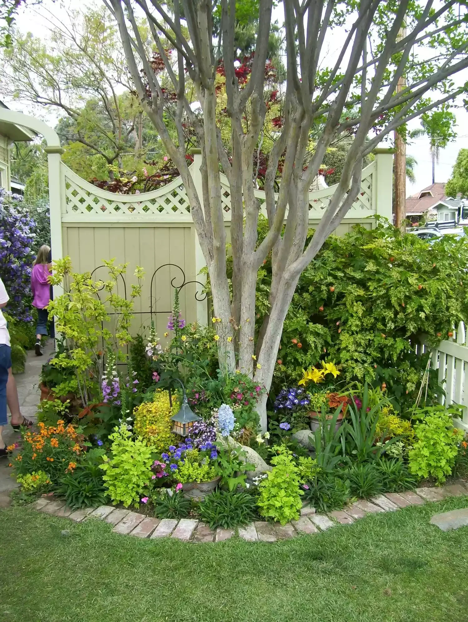 15 Creative Ways to Transform the Space Around Your Trees Play With Height and Color