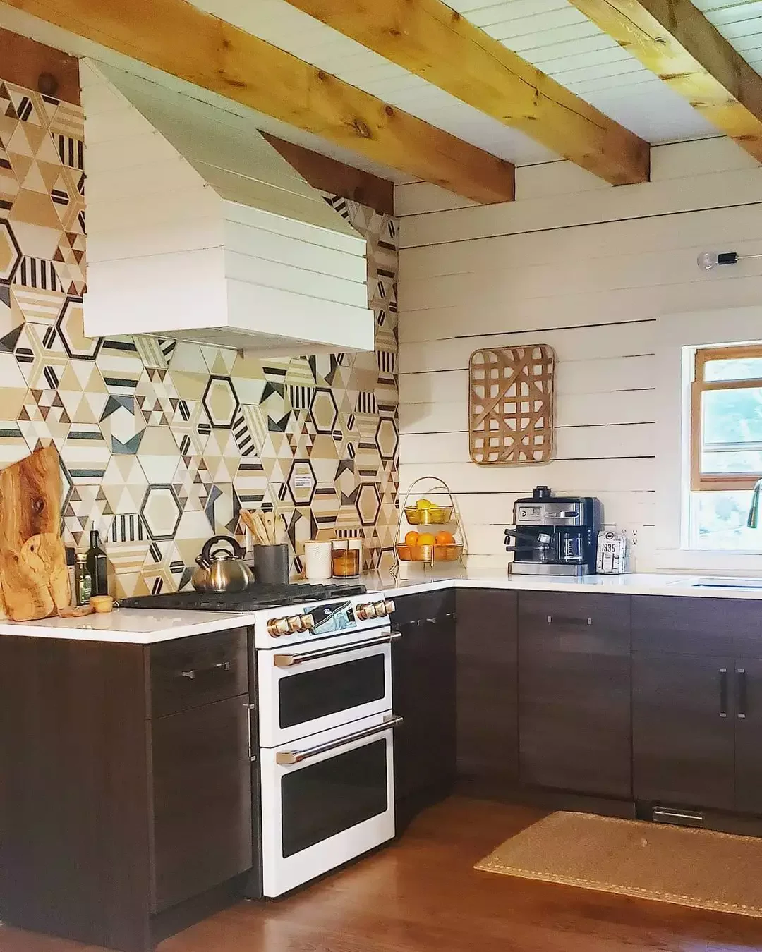 18 Cozy Cabin Kitchen Design Ideas That'll Make You Want to Move to the Mountains 8 Play With Pattern