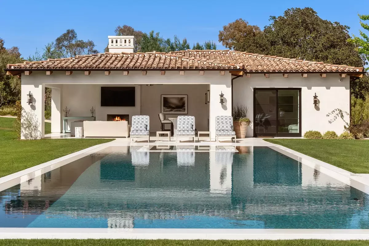22 Brilliant Outdoor TV Ideas That Transform Your Backyard Into an Entertainment Paradise 9 Pool House Patio TV