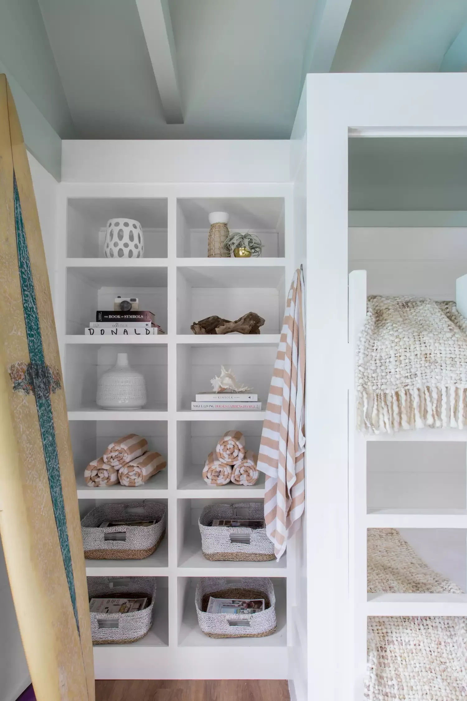 25 Creative Ways to Display Towels That Transform Your Bathroom Storage 9 Pool House Towel Display