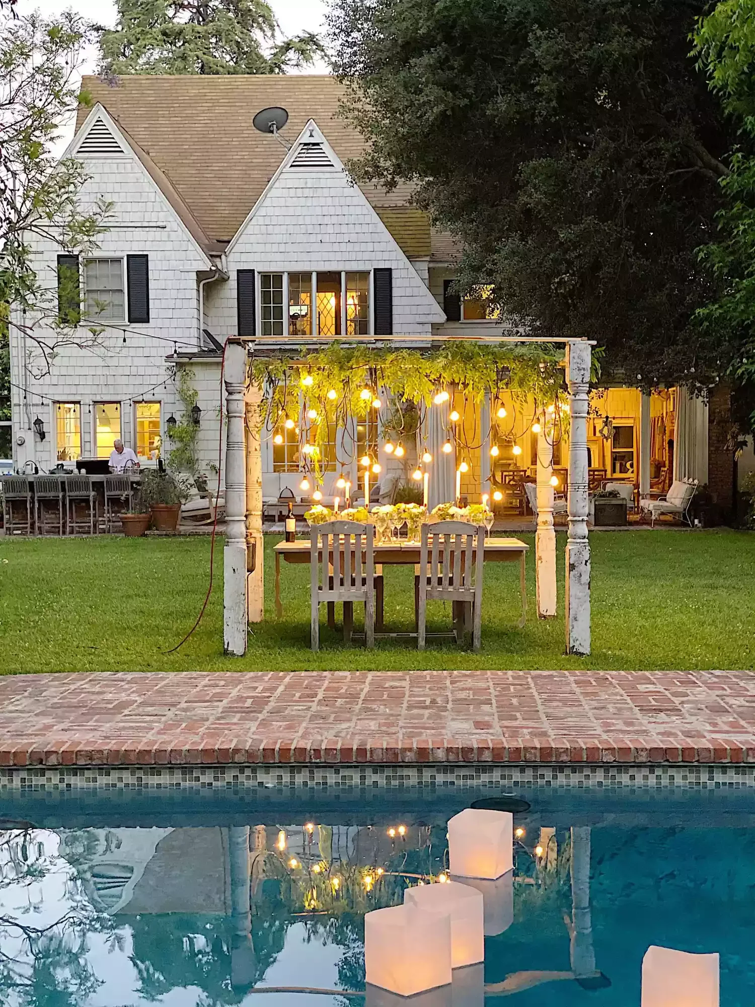26 Backyard Lighting Ideas That Completely Transform Outdoors Pool Lanterns