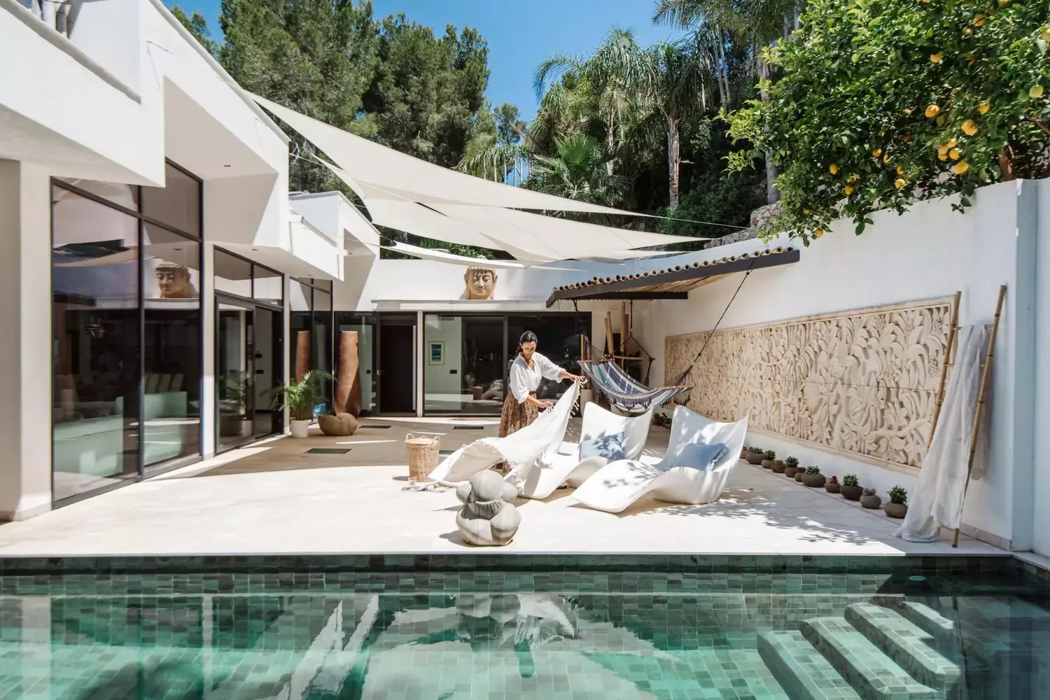 52 Beautiful Courtyard Ideas That Transform Your Outdoor Living Space Poolside Courtyard