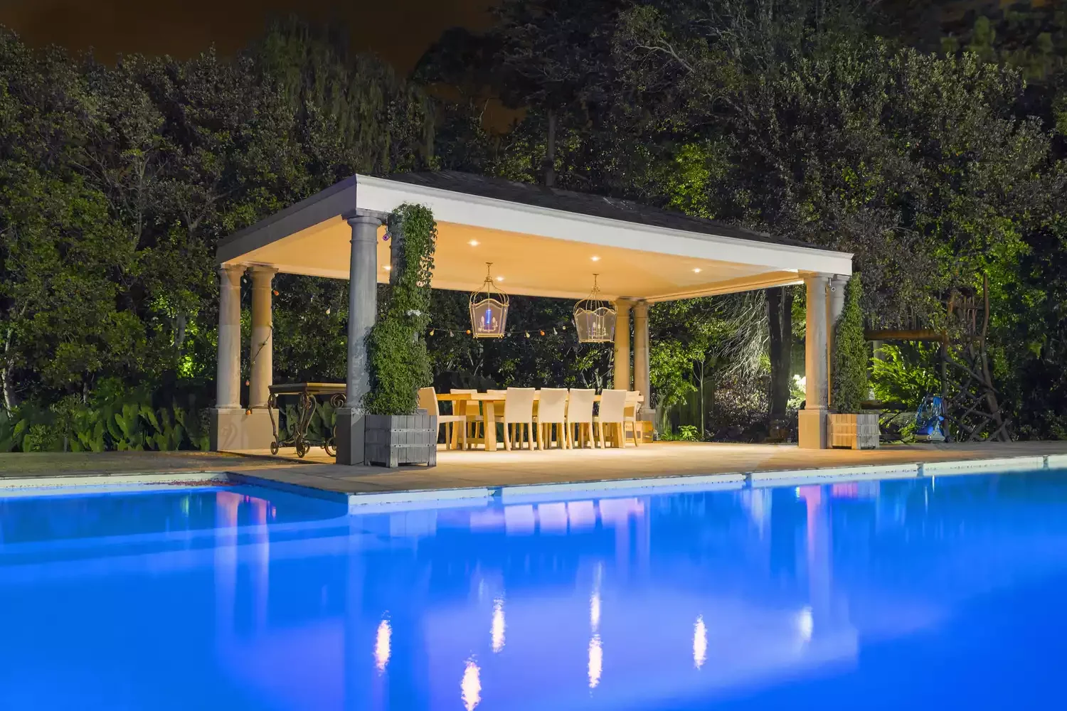 22 Stunning Pool Cabana Ideas to Transform Your Backyard Into a Luxury Resort 19 Poolside Dining Cabana