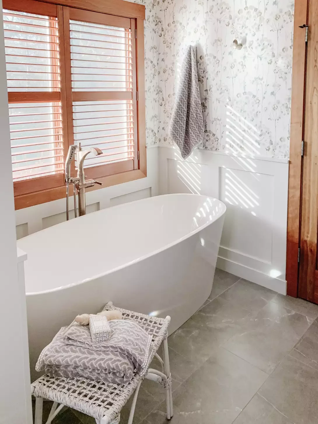22 Stunning Bathtub Design Ideas That Will Transform Your Bathroom 4 Pop the White Tub Against Bright Colors