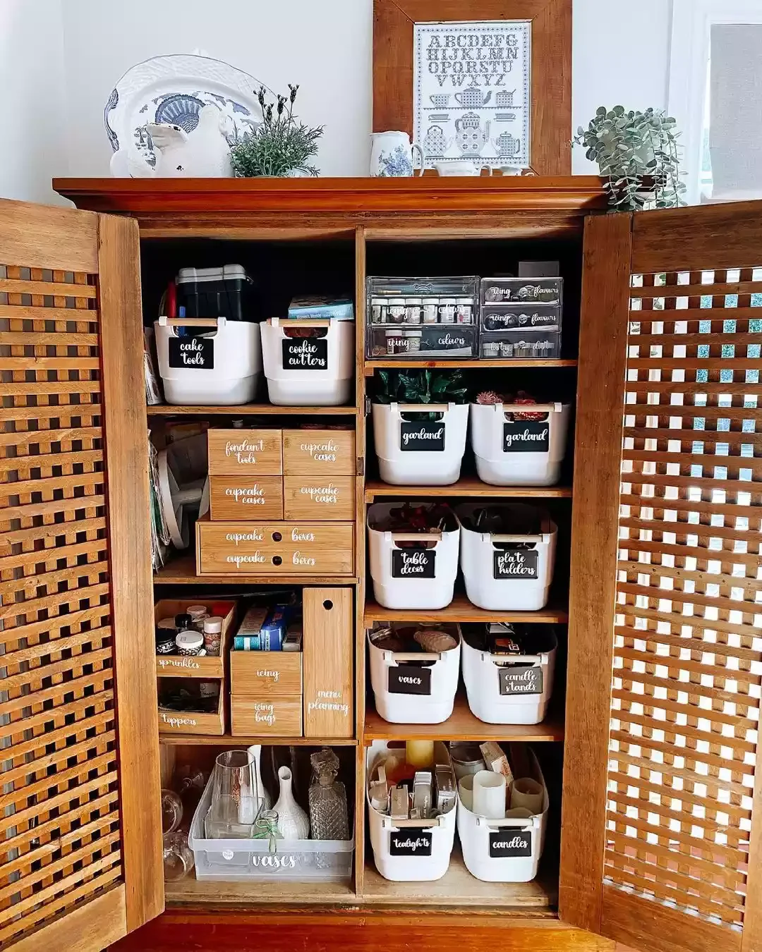 20 Genius Ways to Organize Your Tiny Pantry Like a Pro Print Some Adorable Basket Labels