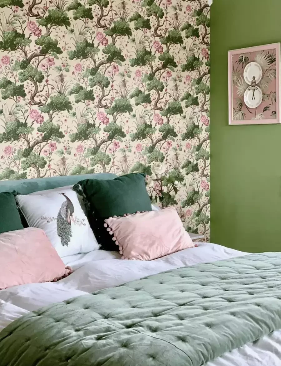 32 Stunning Green Accent Wall Ideas That'll Transform Your Space 21 Punchy Pink and Green Accent Wall