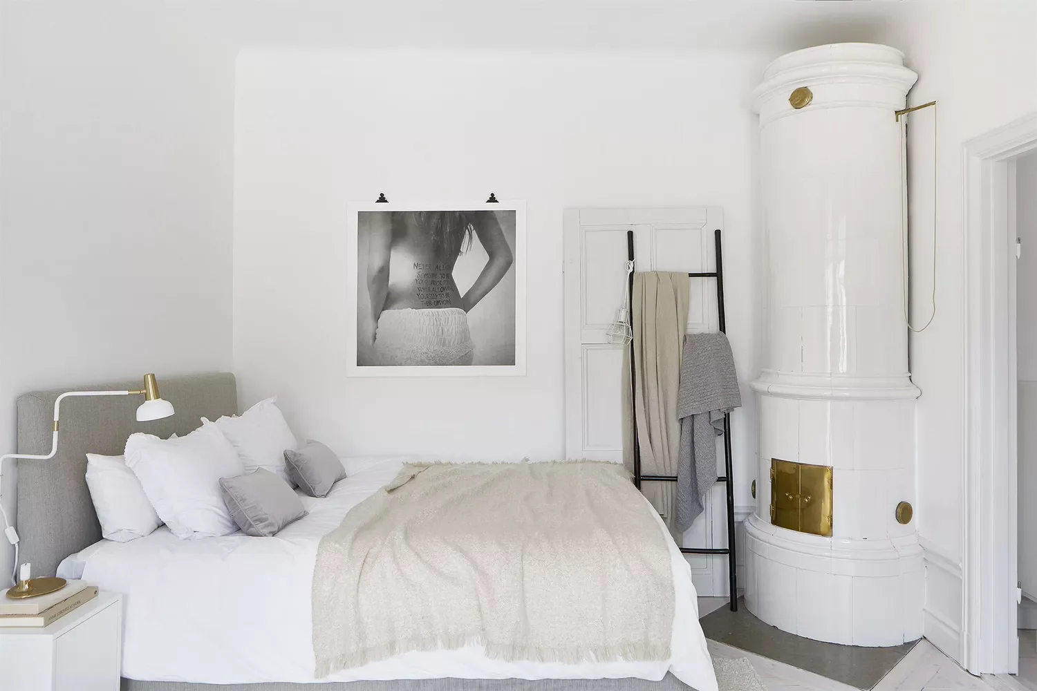 45 Cozy Bedroom Ideas That Will Transform Your Space Into a Dreamy Retreat 23 Push the Bed Into a Corner