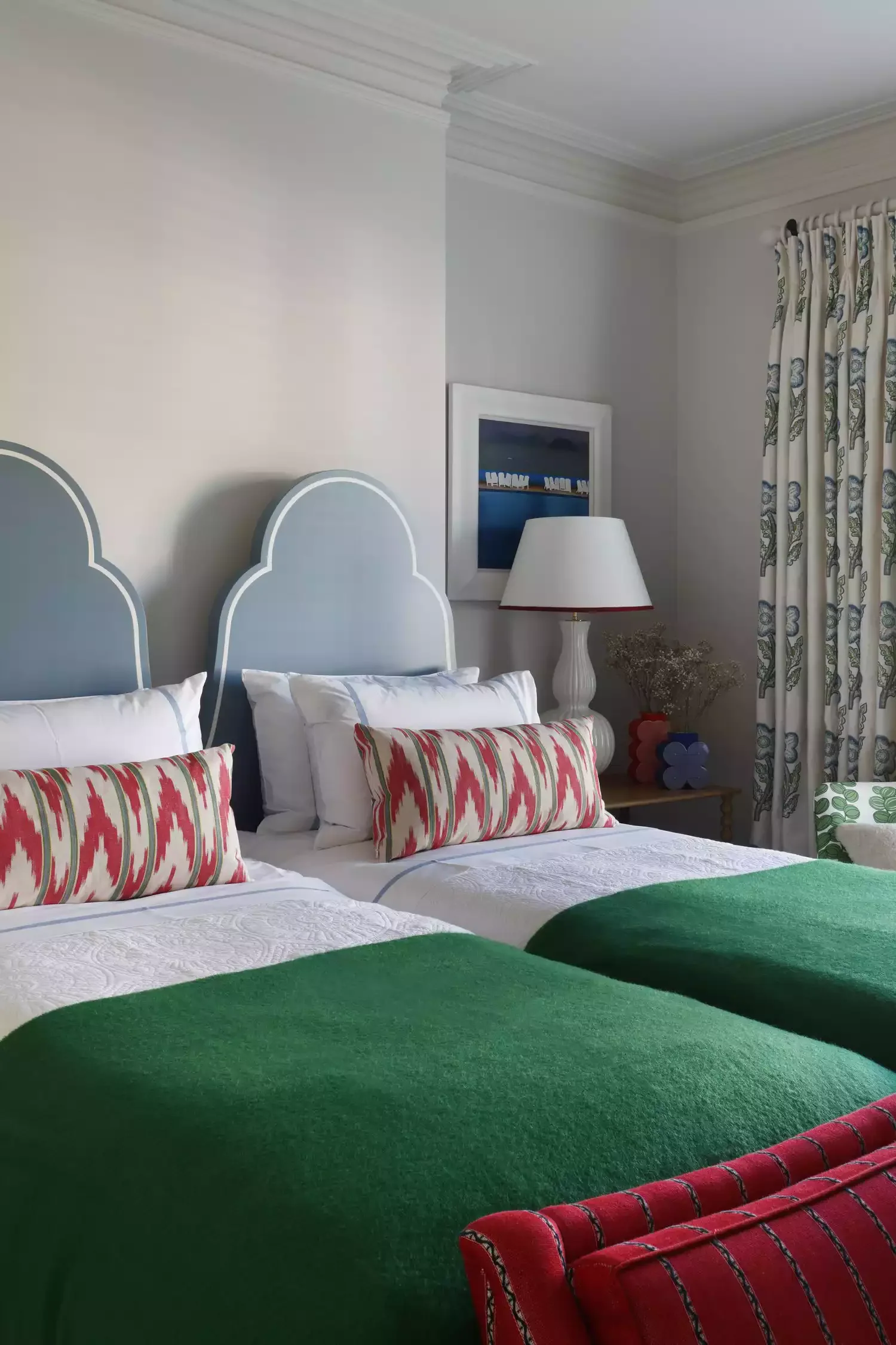 22 Smart Ways to Fit Two Beds in Your Small Bedroom 6 Push the Beds Together