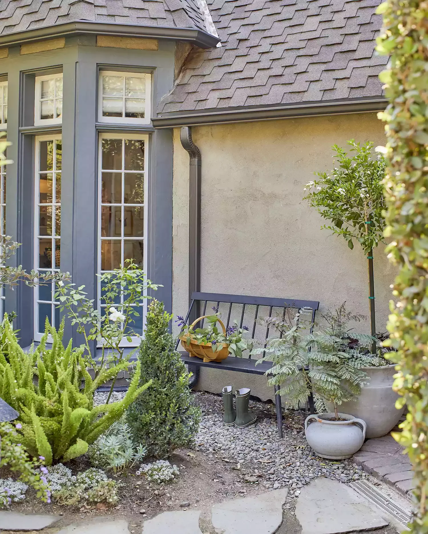 27 Gorgeous Garden Pathway Ideas to Transform Your Outdoor Space Quaint Flagstone Pathway