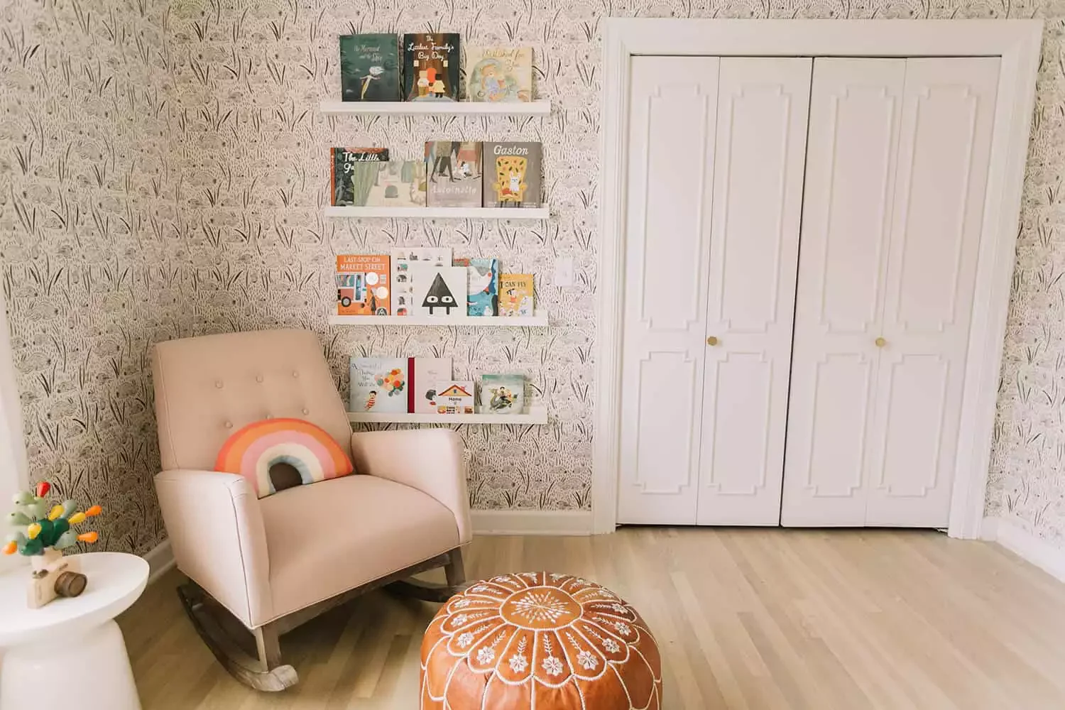 25 Enchanting Kids' Reading Nooks That Blend Style and Functionality 22 Rainbow Room