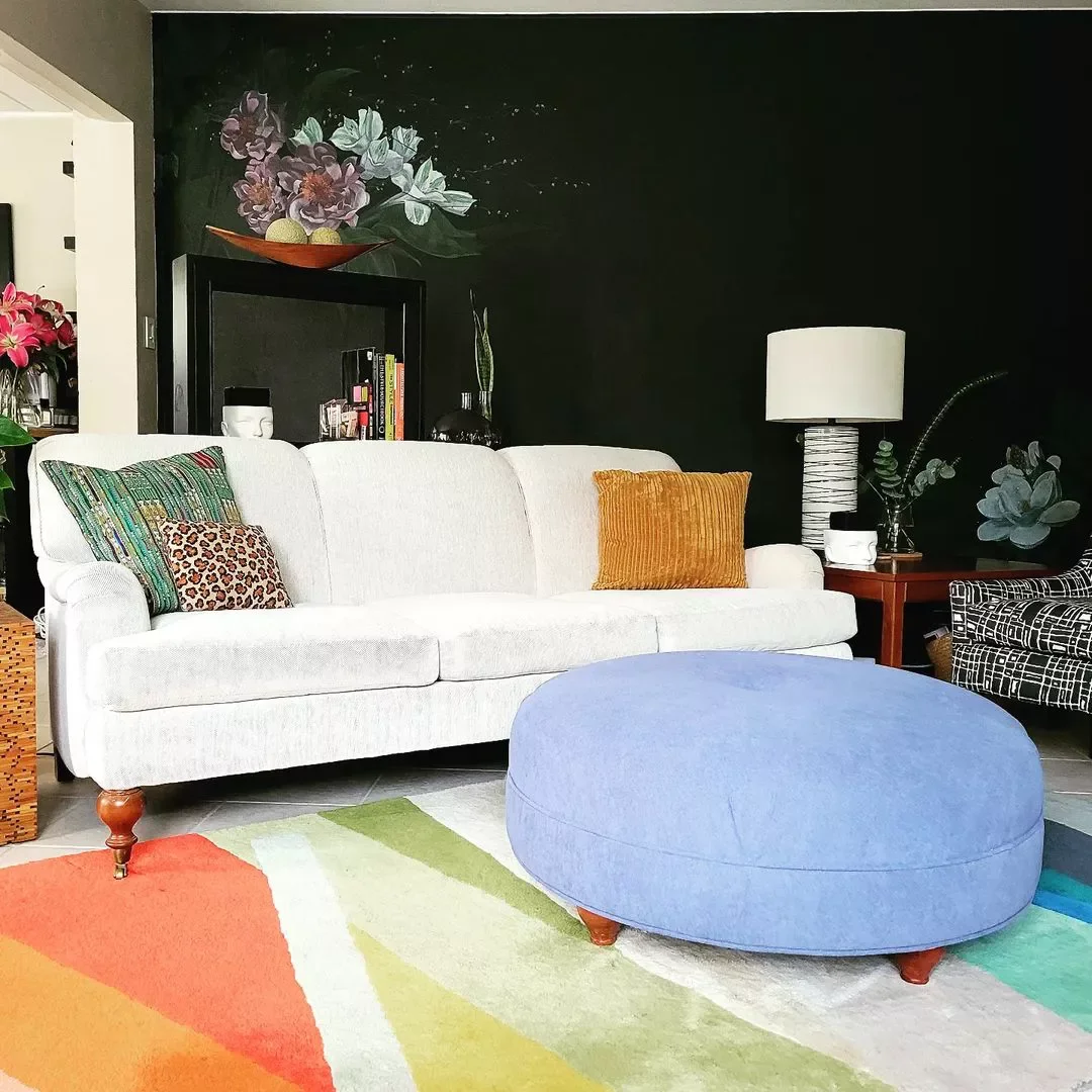 25 Stunning Vintage Living Room Ideas That Never Go Out of Style 3 Rainbow Rug