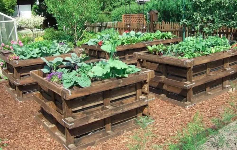 15 Creative Ways to Transform Wooden Pallets Into Stunning Garden Decor 4 Raised Garden Bed