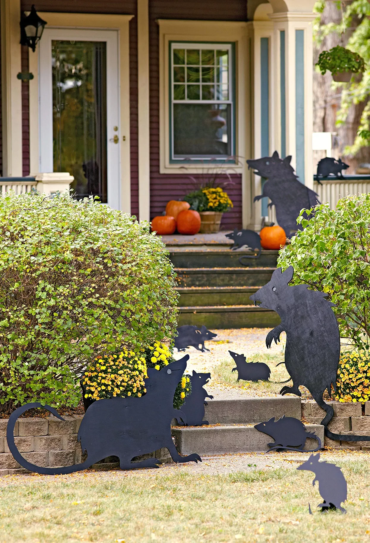 56 Creative DIY Halloween Decorations for Outdoor Spaces 56 Rat Invasion