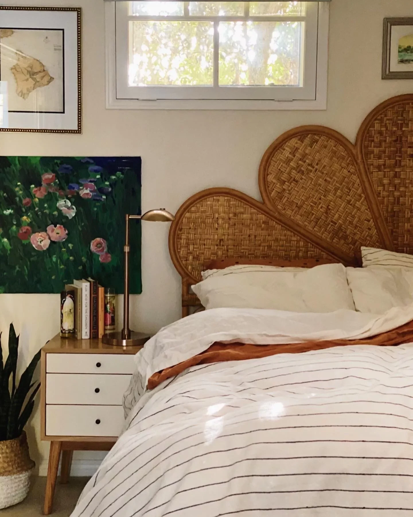 47 Fresh Spring Decorating Ideas to Welcome the New Season 23 Rattan Flower Headboard