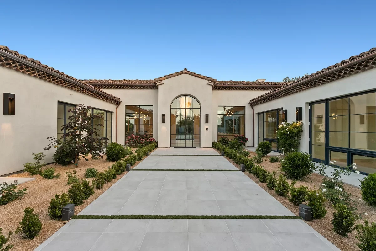 52 Beautiful Courtyard Ideas That Transform Your Outdoor Living Space Rectangular Courtyard