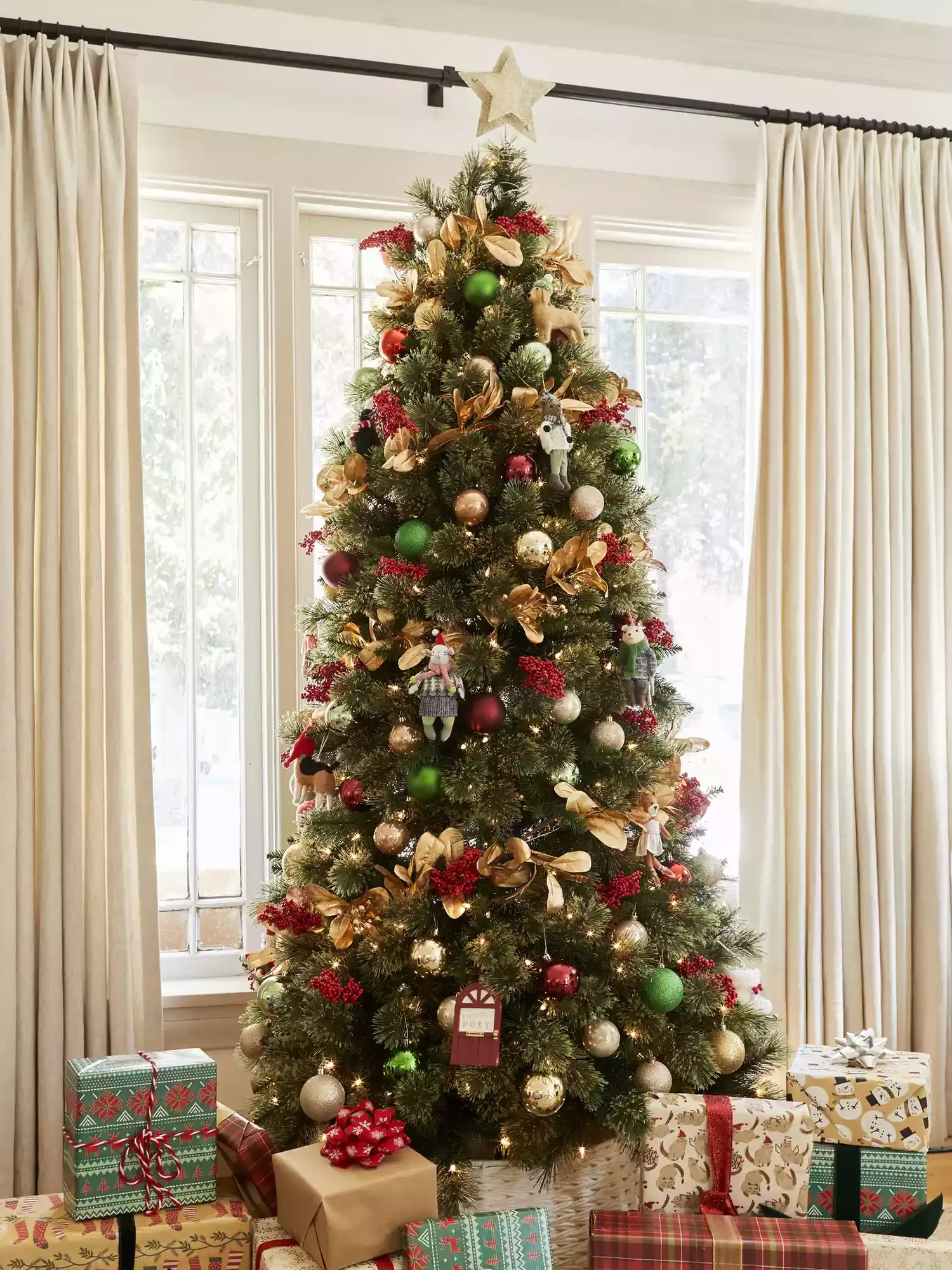 60 Stunning Christmas Tree Ideas to Transform Your Home This Holiday Season 22 Red, Green, and Gold Palette