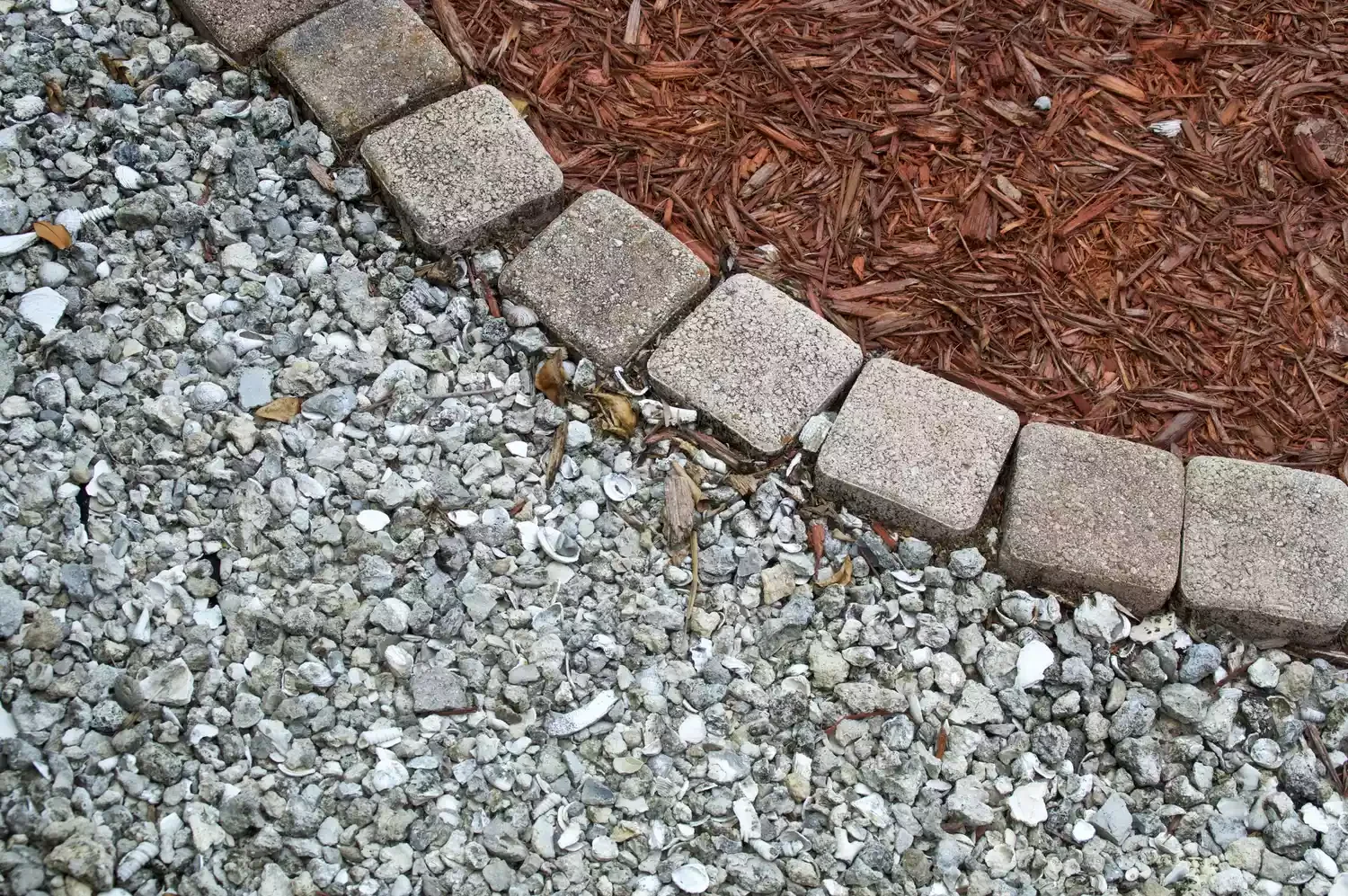 30 Stunning Front Yard Ideas Using Rocks and Mulch Red Mulch and Pea Gravel Border