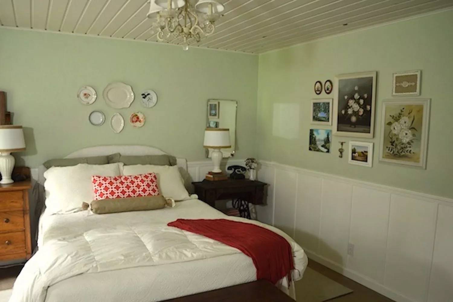 35 Stunning Green Bedroom Ideas That Will Transform Your Space 21 Red and Green