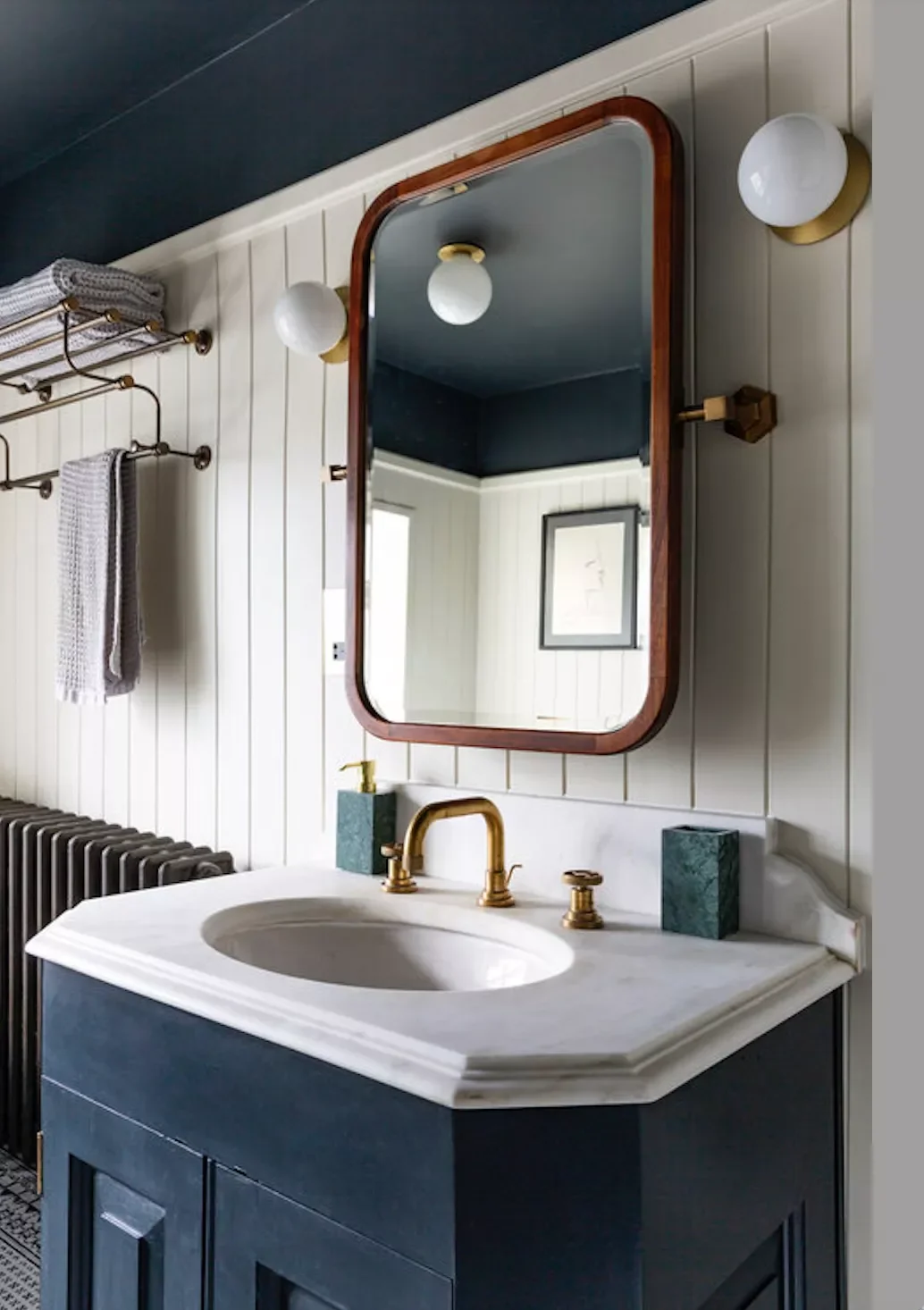 20 Vintage-Inspired Bathroom Designs That Bring Timeless Character to Your Home 17 Repurpose a Vintage Train Rack
