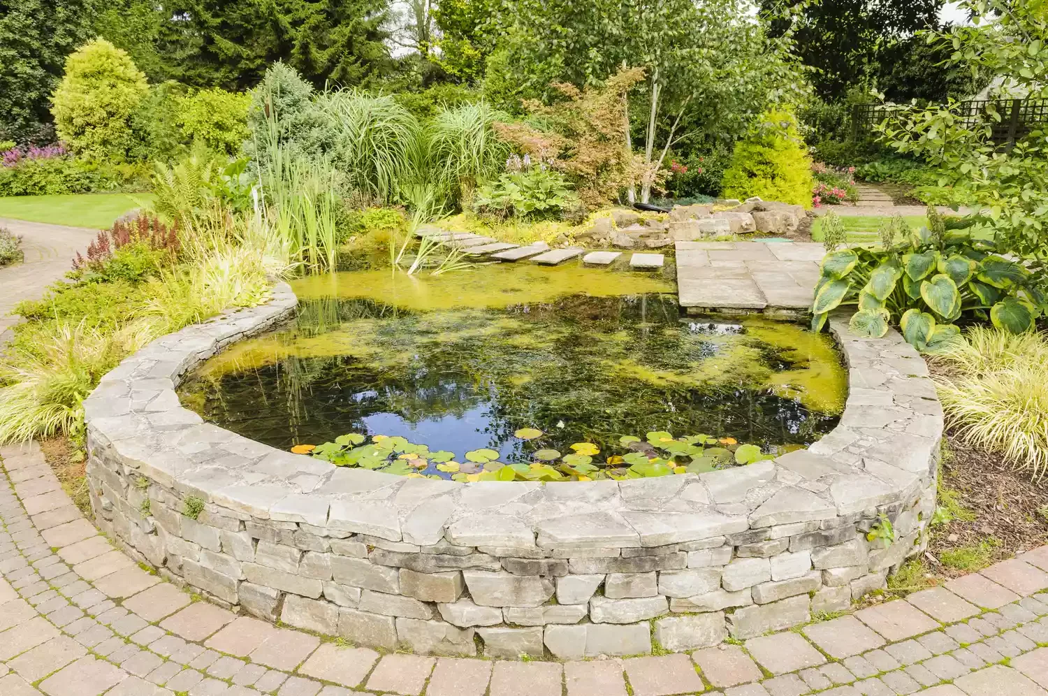 42 Stunning Retaining Wall Ideas to Transform Your Landscape Retaining Wall Around a Pond