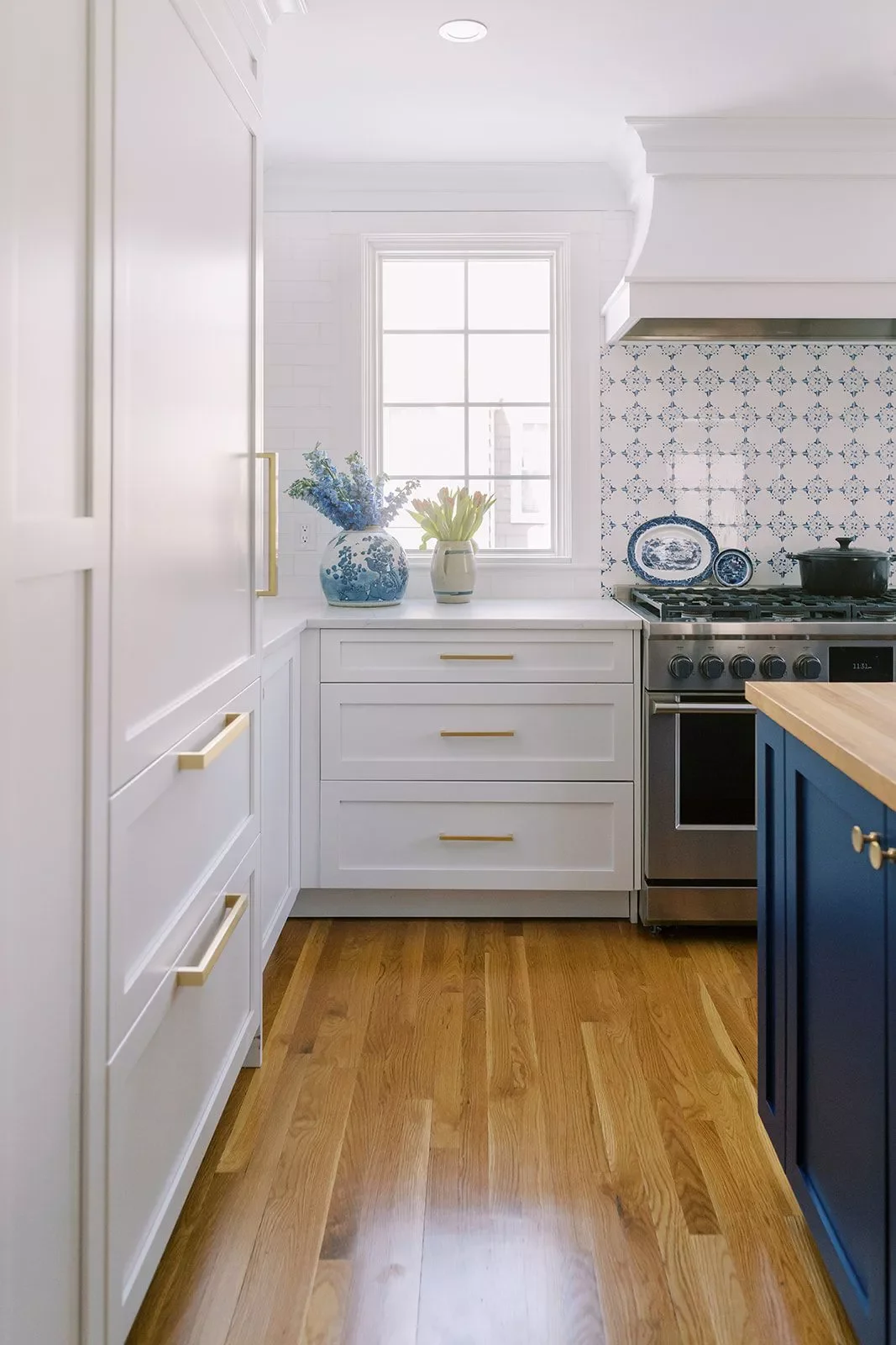 64 Stunning Kitchen Cabinet Ideas to Transform Your Space Retro-Style Hardware