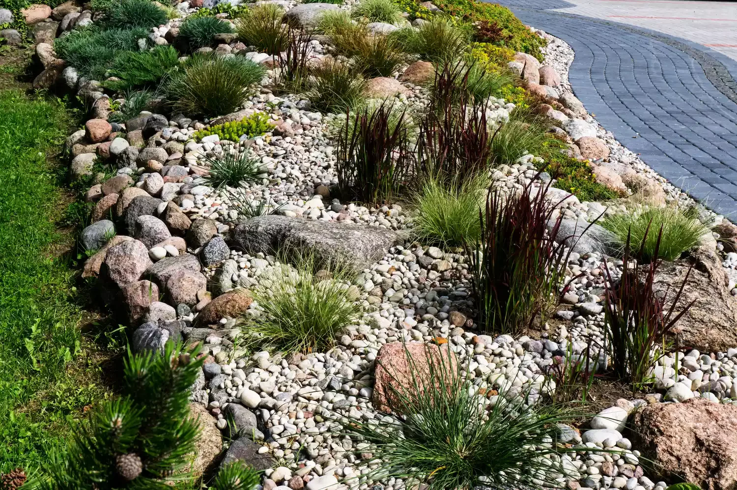 24 Creative River Rock Ideas to Transform Your Outdoor Space River Rock Grass Border
