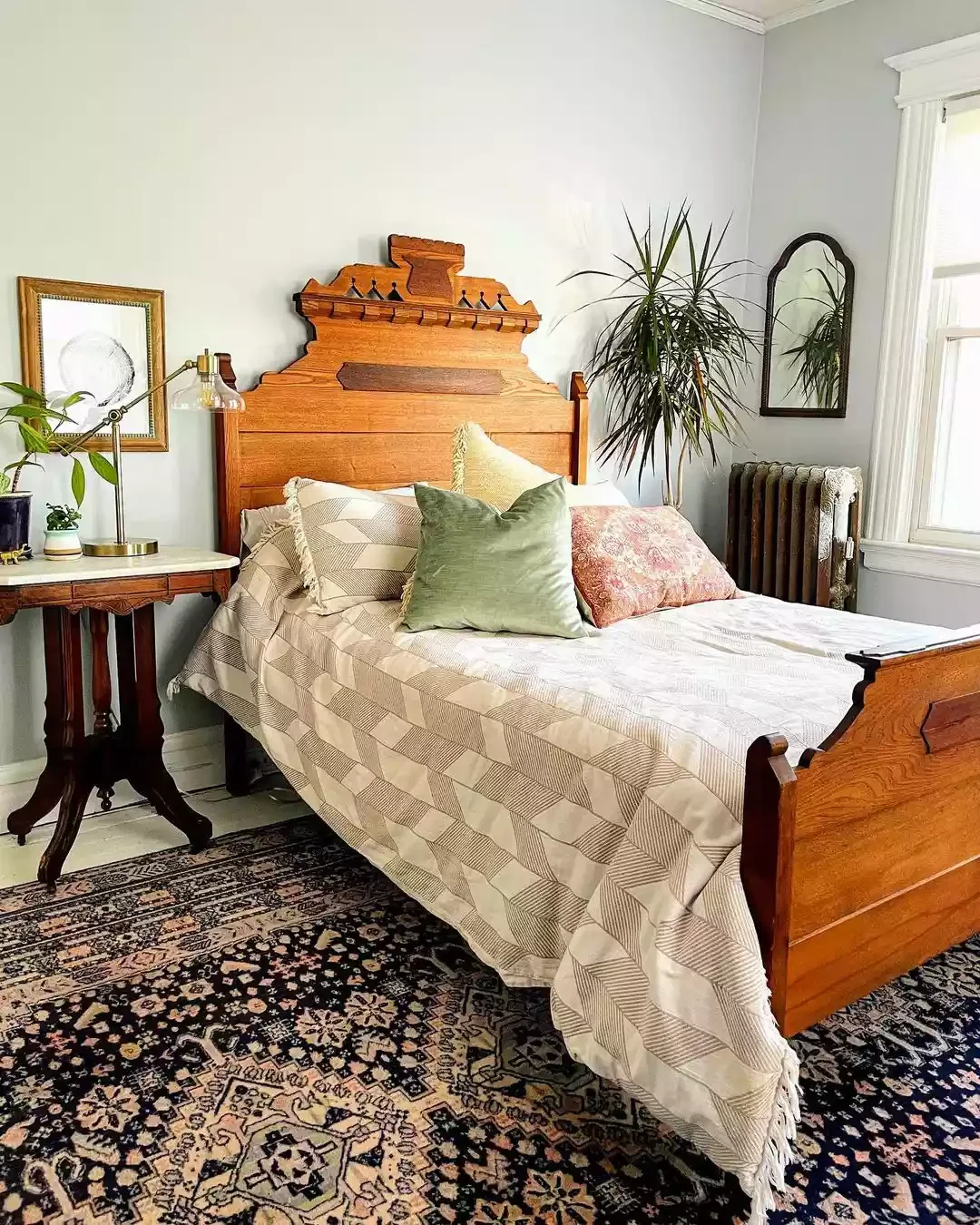 25 Charming Ways to Create Your Dream Vintage-Style Bedroom 21 Rock That Rug
