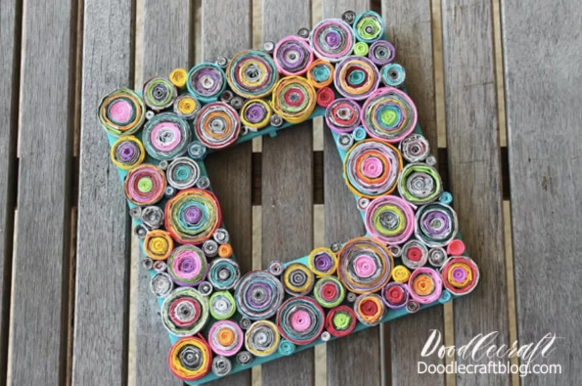 22 Creative Ways to Display Your Favorite Photos at Home Roll Up Some Colored Paper