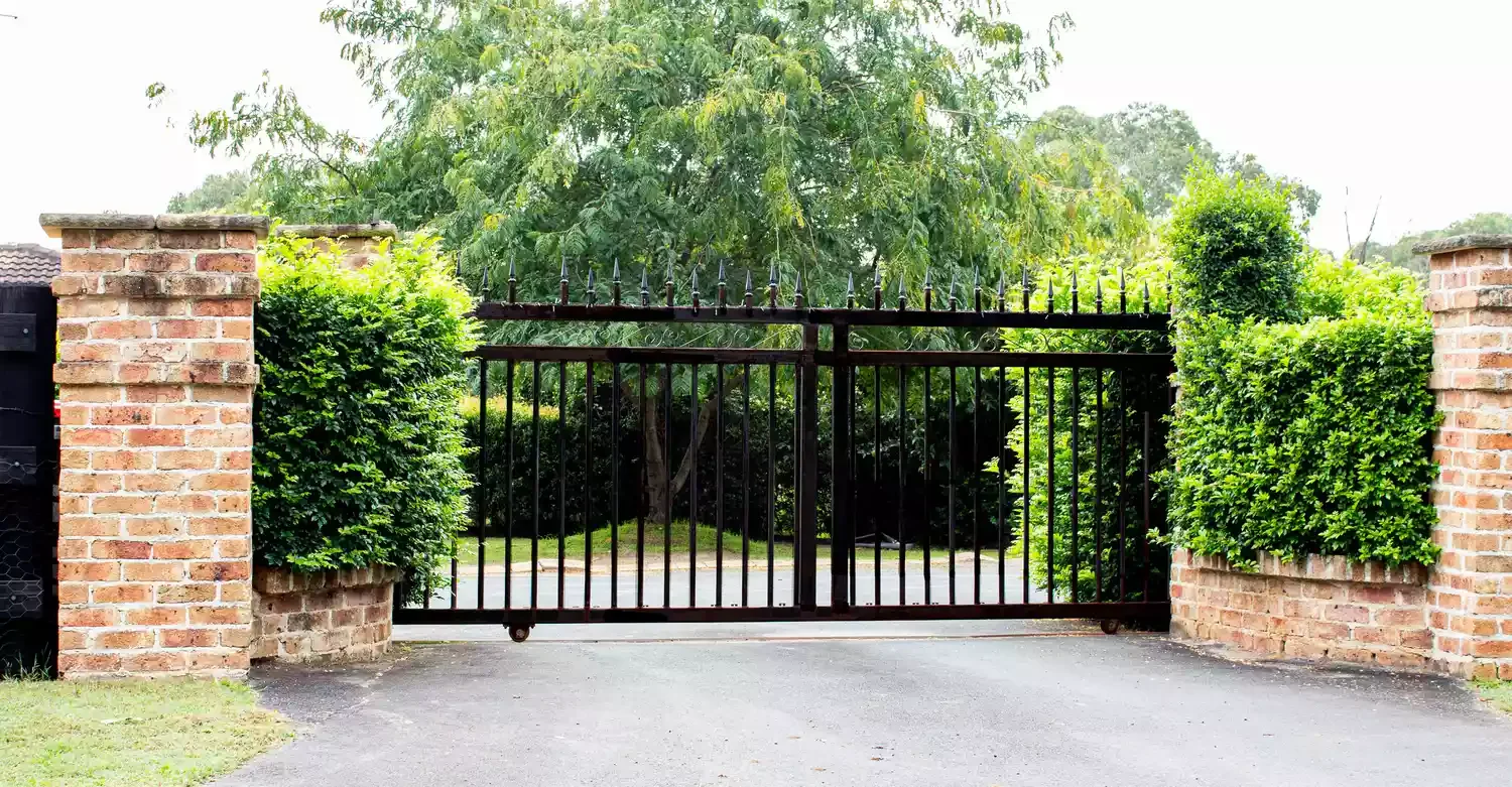 Rolling Metal Gate Driveway Entrance