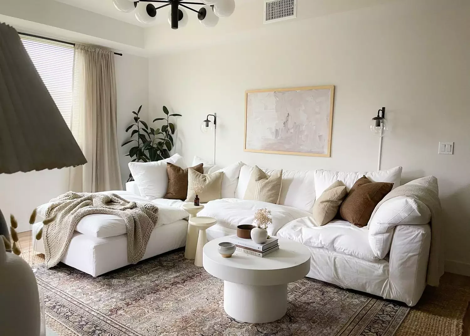 44 Irresistibly Cozy Living Room Ideas That Will Transform Your Space 26 Round Coffee Table