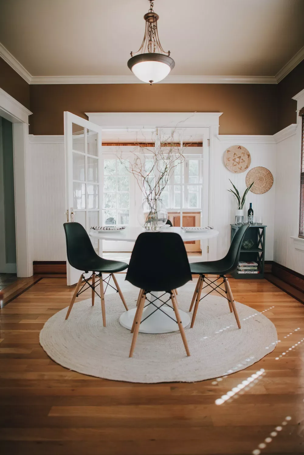 35 Beautiful Dining Room Rug Ideas That Will Transform Your Space 23 Round It Out
