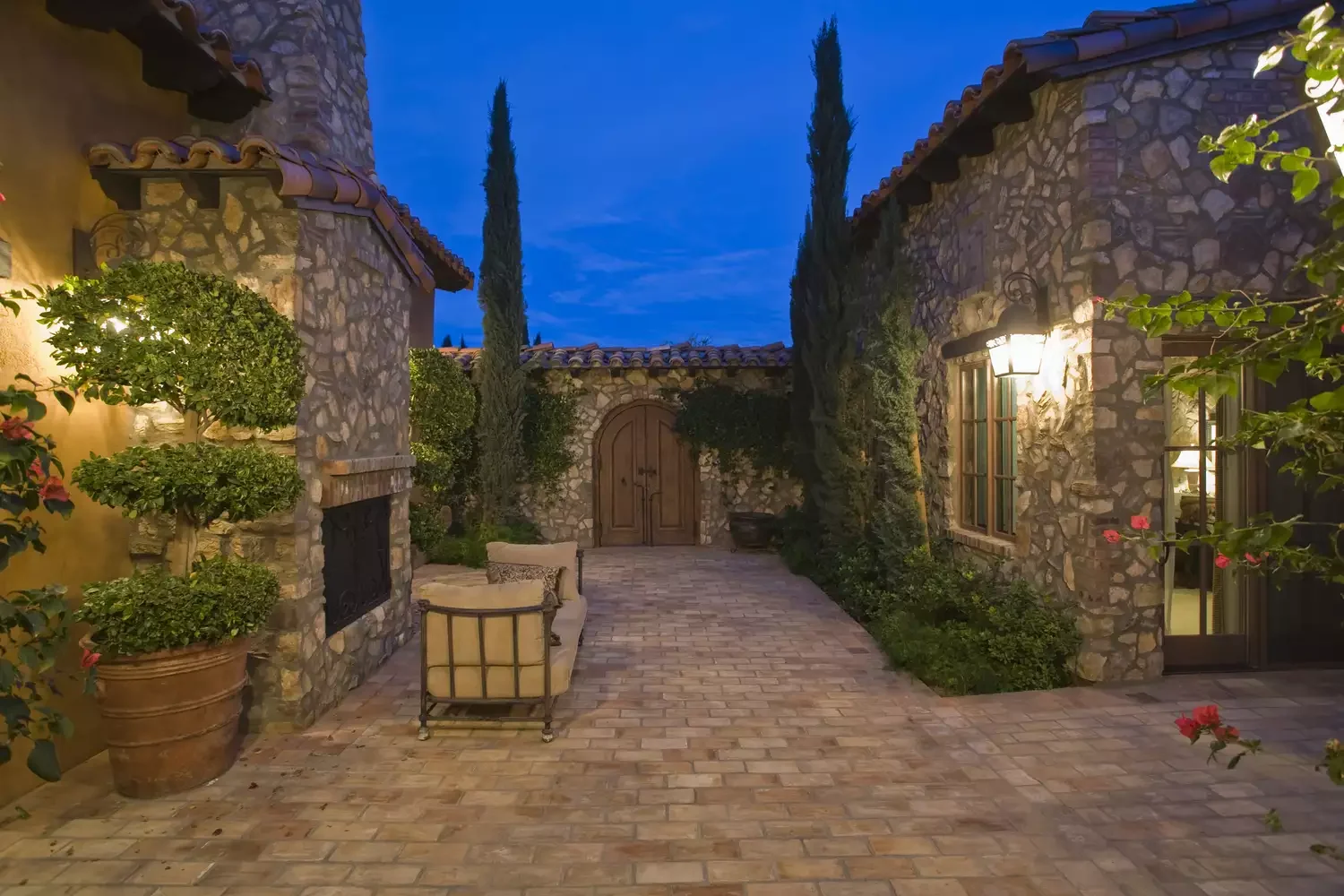 52 Beautiful Courtyard Ideas That Transform Your Outdoor Living Space Rustic Courtyard