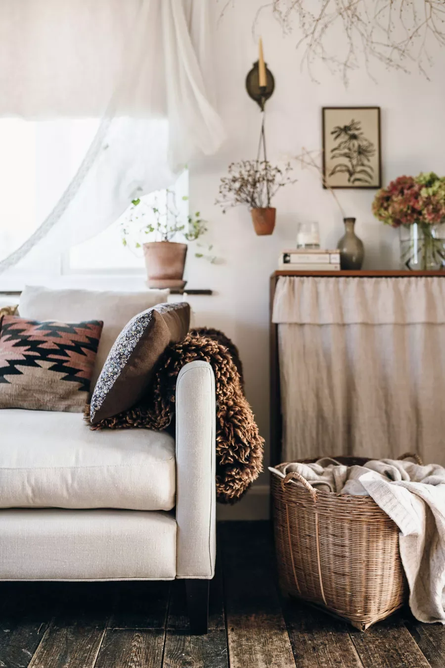 33 Autumn Living Room Ideas That'll Make Your Space Feel Incredibly Cozy 25 Rustic Fall Living Room