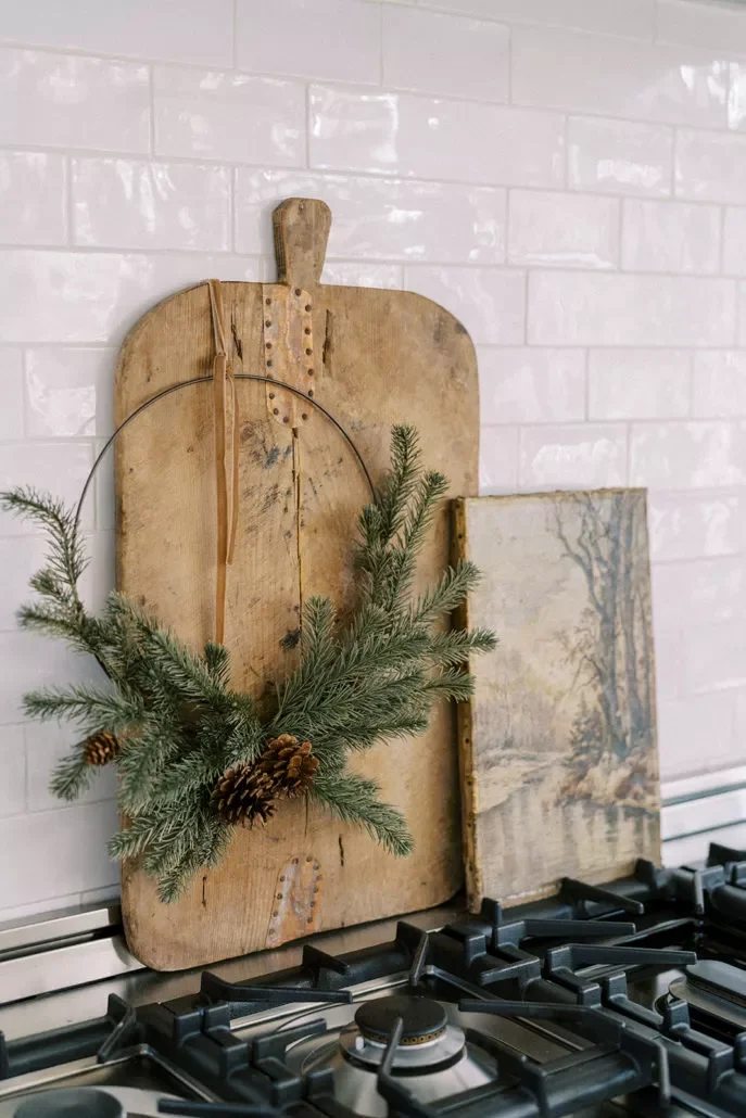 32 Stunning Christmas Wall Decorating Ideas to Transform Your Home Into a Holiday Haven 14 Rustic Kitchen Vignette