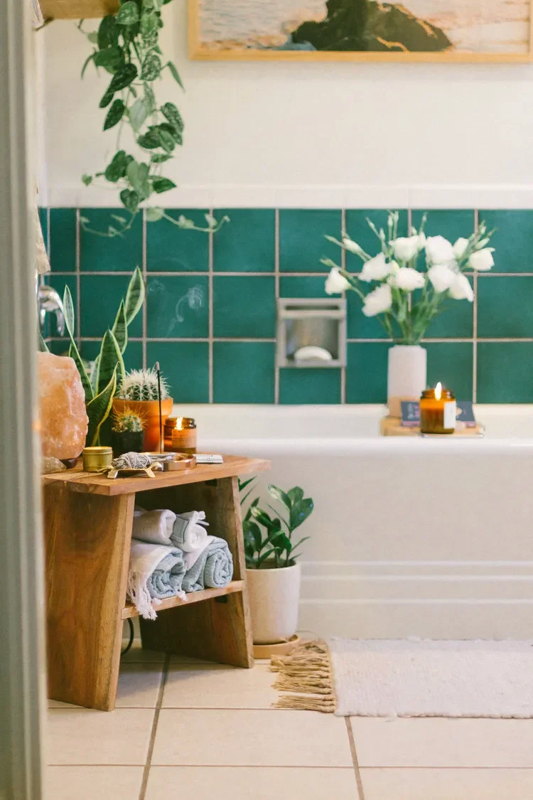 25 Creative Ways to Display Towels That Transform Your Bathroom Storage 19 Rustic Stool