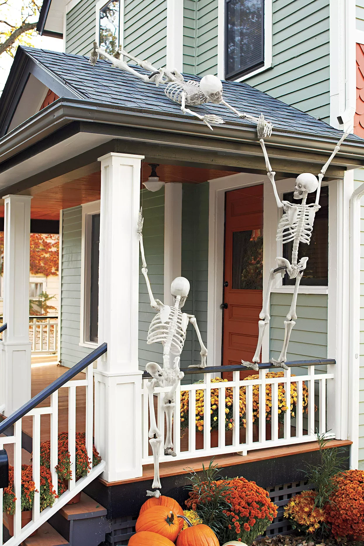 56 Creative DIY Halloween Decorations for Outdoor Spaces 27 Scaling Skeletons