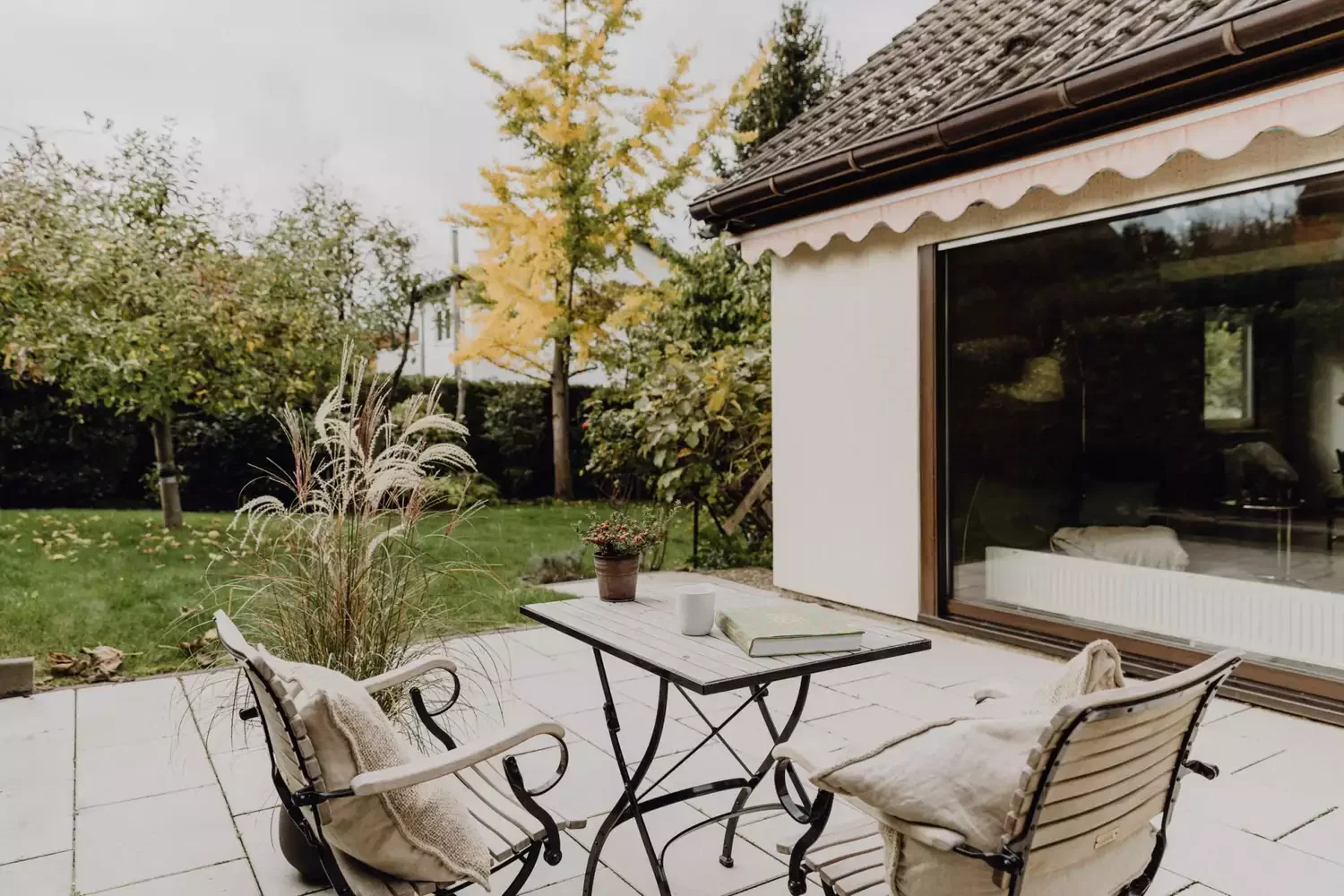 23 Stunning Patio Awning Ideas to Transform Your Outdoor Living Space 6 Scalloped Awning