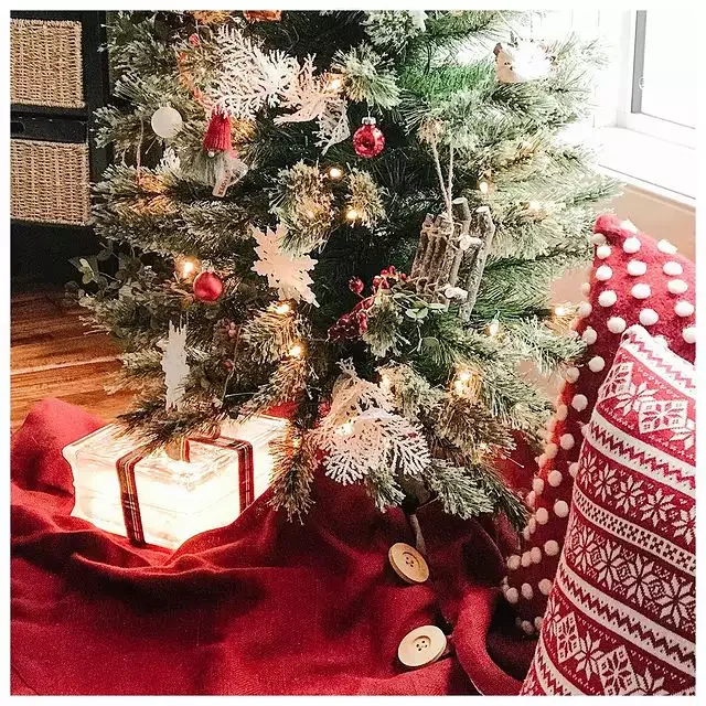60 Stunning Christmas Tree Ideas to Transform Your Home This Holiday Season 15 Scandanavian-Style Tree
