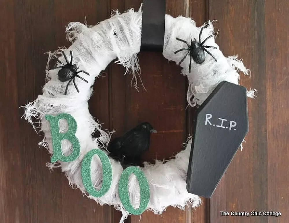 42 Quick Halloween Door Decorations You Can Create in Under an Hour 33 Scary Halloween Wreath