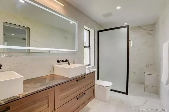 102 Stunning Bathroom Design Ideas That Will Transform Your Space Semi-Opaque Partition