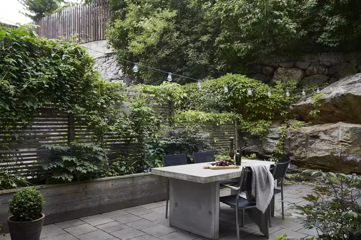 53 Stunning Privacy Fence Ideas to Transform Your Outdoor Space into a Private Paradise Semi-Open Wood Slat Fence
