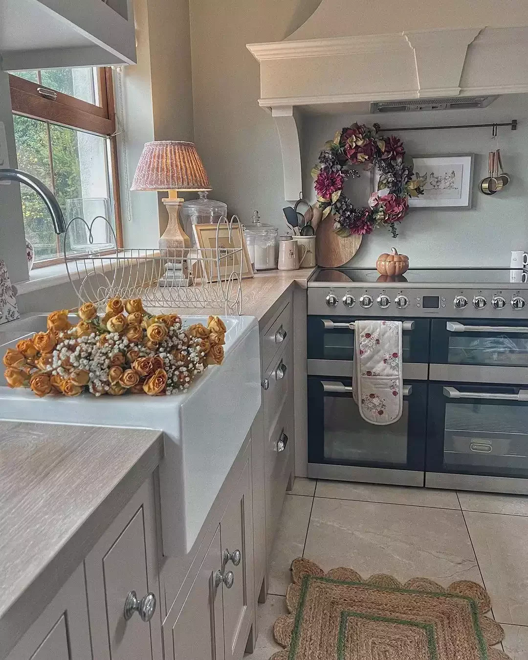 30 Charming Cottagecore Kitchen Design Ideas to Transform Your Space 23 Set Out a Table Lamp